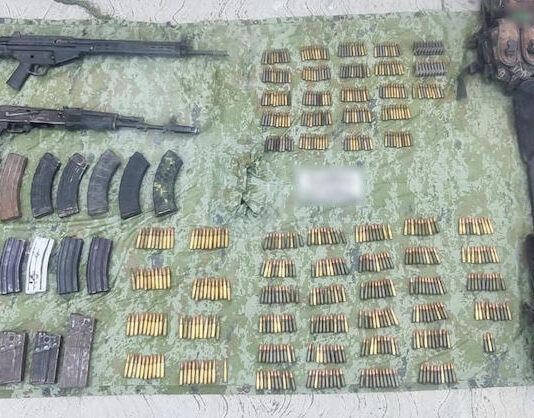 Recuperan vehículo robado y aseguran arsenal