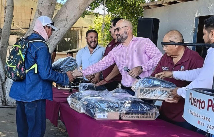 Recibe personal sindicalizado más de 100 uniformes de parte del Gobierno Municipal; en cumplimiento del contrato colectivo se les hizo entrega de camisas, pantalón y zapatos.