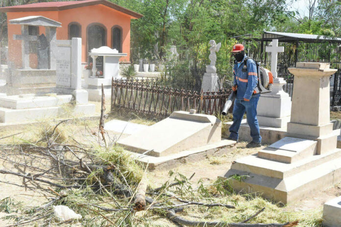 Trabaja Gobierno municipal en limpieza de panteones para recibir a visitantes el Día de las Madres; empleados operativos de diferentes áreas de Servicios Públicos Municipales iniciaron tareas de limpieza y mantenimiento.
