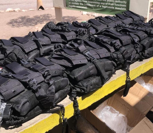 Aseguran chalecos balísticos y uniformes tácticos