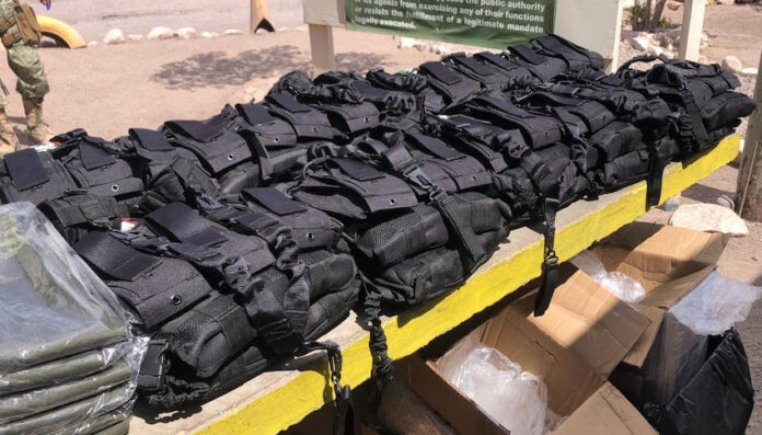 #NACIONAL Aseguran chalecos balísticos y uniformes tácticos; eran transportados en una unidad de una empresa de paquetería.