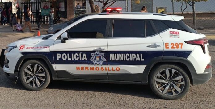 #HERMOSILLO Atrapa Policía Preventiva a dos hombres en posesión de arma de fuego; a los abordantes de una motocicleta les aseguraron una pistola de calibre 9 milímetros.