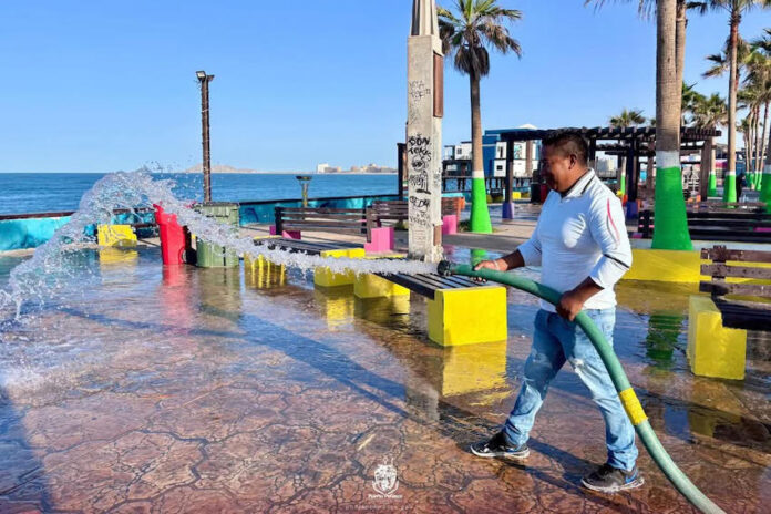 Unen esfuerzos en trabajos de limpieza del Malecón, como parte de la política de colaboración con la ciudadanía impulsada por el alcalde Dr. Oscar Eduardo Castro Castro.