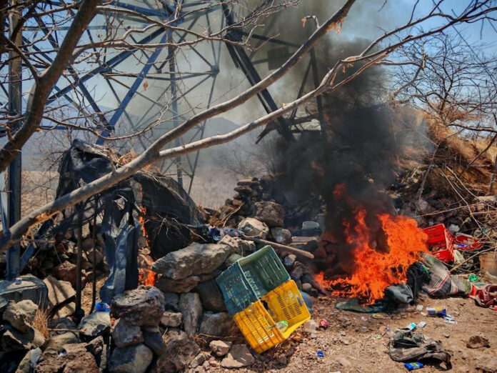 Localizan y destruyen dos campamentos clandestinos; aseguran arsenal; eran utilizados por delincuentes en Michoacán.