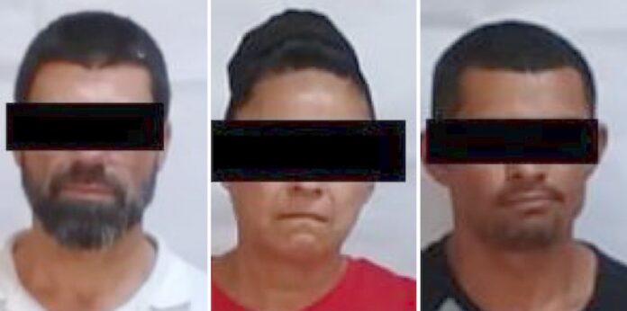 #SLRC Capturan a tres presuntos narcomenudistas en una serie de cateos; Yerenia “N”, de 50 años, Giovany “N”, de 33 años y Ángel “N”, de 46 años.