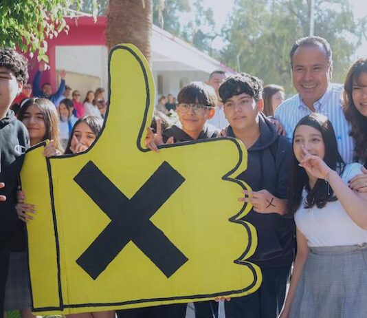 Llevan Toño Astiazarán y Patty Ruibal programa Advertencia contra las adicciones a jóvenes de la secundaria No. 8