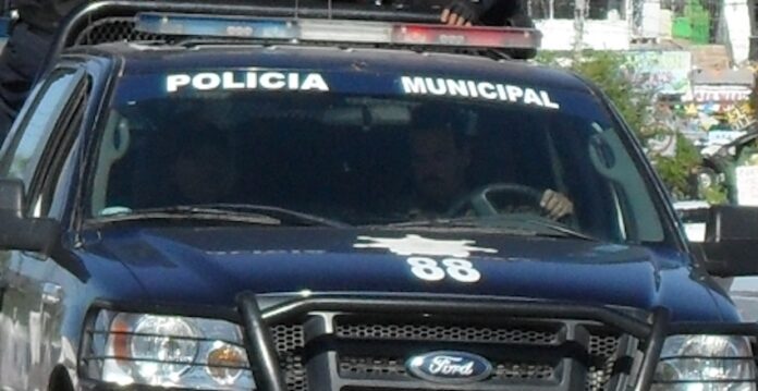 #GUAYMAS Detienen a sujeto por agredir a su mamá y causar daños en su casa; además trató de golpear a agentes de la Policía Municipal.