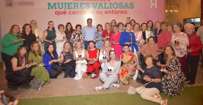 Reconocen Toño Astiazarán y Patty Ruibal a “Mujeres Valiosas que Cambian su Entorno”; entregan galardón “Mujer Valiosa” a mujeres dedicadas a ayudar a su comunidad.