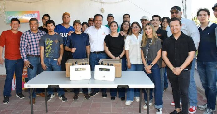 Respalda Antonio Astiazarán a residentes de la Casa del Estudiante Urense en Hermosillo; les entregó 2 dispositivos inversores que recuperarán la operatividad óptima de su sistema fotovoltaico y los invitó a registrarse en el programa H Bus.