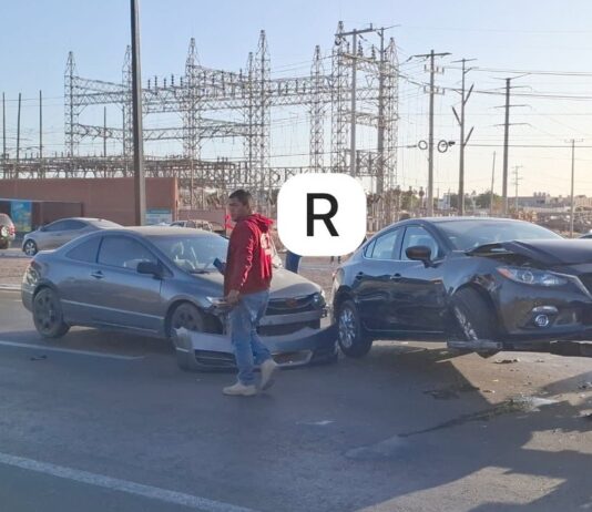 Triple choque ocasiona caos vehicular en la carretera, norte de Guaymas