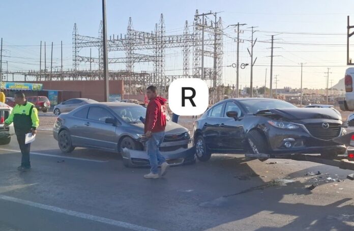 #GUAYMAS Triple choque ocasiona caos vehicular en la carretera, norte de Guaymas; a la hora de cambio de turno de las maquiladoras de ‘Roca Fuerte’.