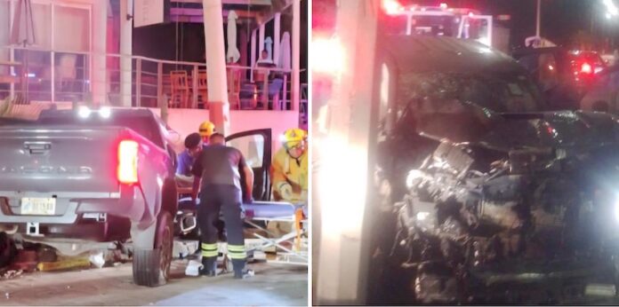 Siete heridos en fuerte choque por alcance en el bulevar Tetakawi; fueron trasladados a hospitales de la región por paramédicos de Rescate y Cruz Roja.