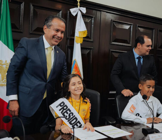 Felicita Toño Astiazarán a niñas y niños del 38 Cabildo Infantil de Hermosillo