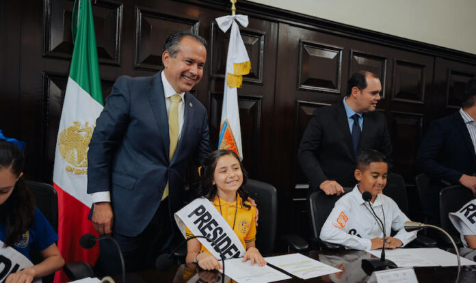 Felicita Toño Astiazarán a niñas y niños del 38 Cabildo Infantil de Hermosillo; conforman a su vez el IV Consejo Municipal Infantil y tendrán como prioridad trabajar a favor de la cultura del cuidado del agua.
