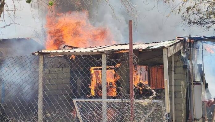 #CANANEA Incendio arrasa con tres viviendas en Cananea; por los fuertes vientos, Bomberos Voluntarios batallaron para sofocar las llamas.