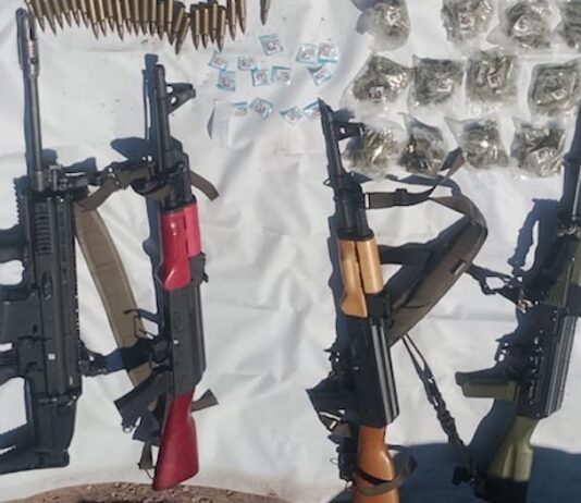 Abandonan camioneta con arsenal y droga