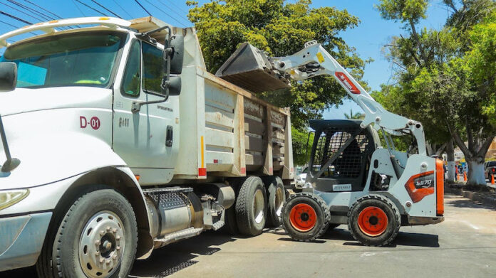 #GUAYMAS Avanza programa de limpieza de camellones en bulevares y calles principales; cumple Ayuntamiento de Guaymas con acciones que contribuyen a la seguridad vial y al bienestar de las familias.