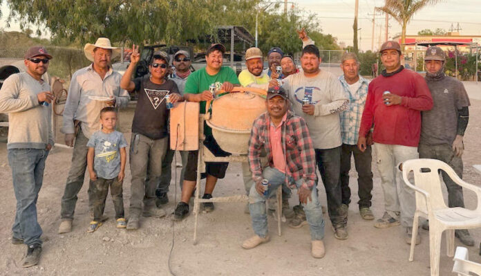 #EMPALME Celebran a los albañiles en poblado San Fernando; en ocasión del Día de la Santa Cruz.