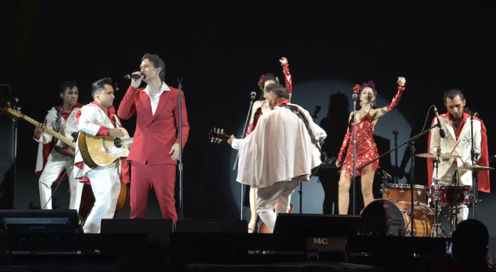 El rock and roll se hizo presente ante la emoción de miles de espectadores con Leonardo y Rebel Cats; interpretaron un amplio repertorio del Rey del Rock con “A Date With Elvis.
