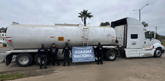 Chofer de pipa detenido con 30 mil litros de combustible robado; circulaba en tramo carretero de Ensenada-Tijuana.