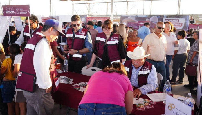 GobernadorAlfonso Durazo cumple a familias de La Cholla, con servicios gratuitos en la feria “Sonora Atiende”.