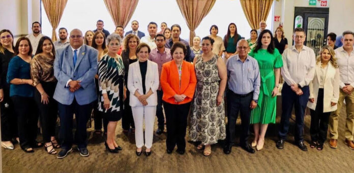 #HERMOSLLLO Preside licenciado Leobardo Olmos reunión de contralores en Hermosillo, junto a Dolores del Río Sánchez.