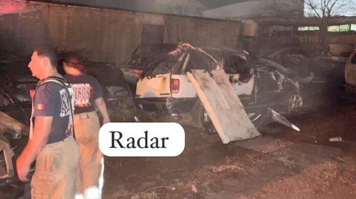 #GUAYMAS Incendio en corralón de Grúas Morales afecta 10 vehículos; ocurrió la madrugada de este día lunes; se desconocen las causas.
