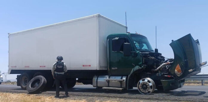 #NACIONAL Recuperan tráiler cargado con vinos y licores, que había sido robado; operativo en la carretera de Guanajuato; el chofer fue rescatado sano y a salvo.