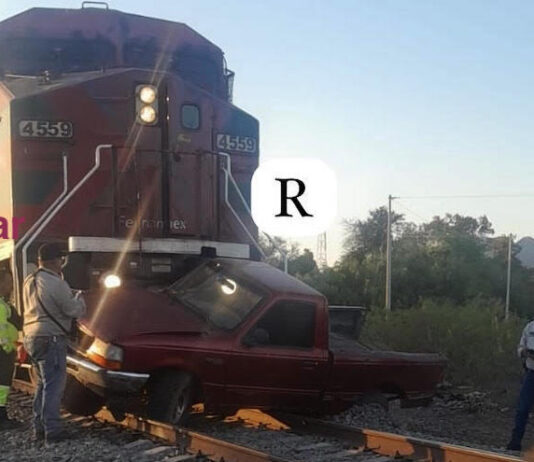 Trata de ganarle el paso al tren, y lo arrollan