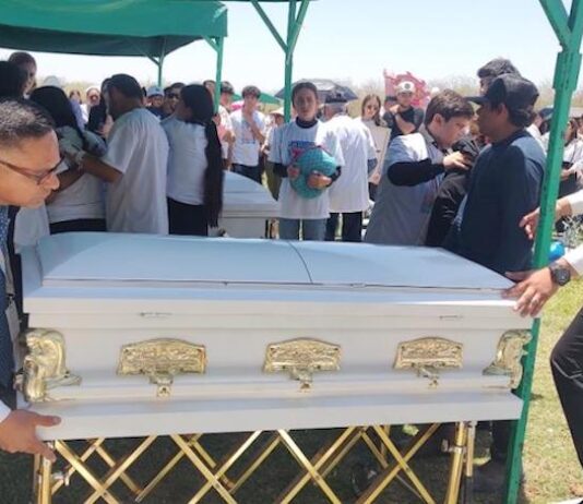 Con mucho dolor, brindan último adiós a las niñas Leydi y Alexa
