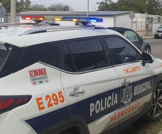 Motociclista agrede a golpes a agente de Tránsito