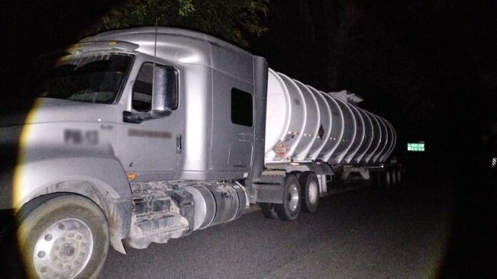 #NACIONAL Aseguran pipa con 53 mil liros de gasolina robada; la pesada unidad estaba abandonada en el acotamiento de una carretera federal.