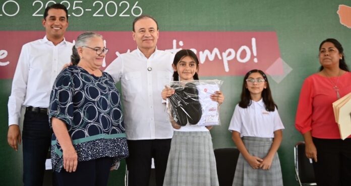 Con entrega de uniformes gratuitos, Gobernador Durazo convierte a Sonora en modelo nacional de educación; el mandatario estatal indicó que el proceso de distribución de los paquetes de uniformes escolares gratuitos para estudiantes de nivel básico, inicia de forma oficial este martes 20 de mayo, con la entrega directa en el Centro de Usos Múltiples (CUM) en Hermosillo a los padres de familia.