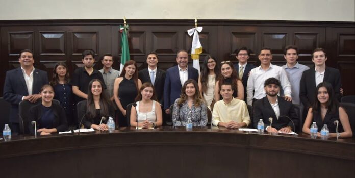 Impulsa Cabildo Juvenil de Hermosillo acciones a favor del reciclaje y la participación ciudadana; el presidente municipal Antonio Astiazarán instruyó establecer los enlaces con las dependencias municipales que se requieran para convertir sus propuestas en acciones a favor de la comunidad.