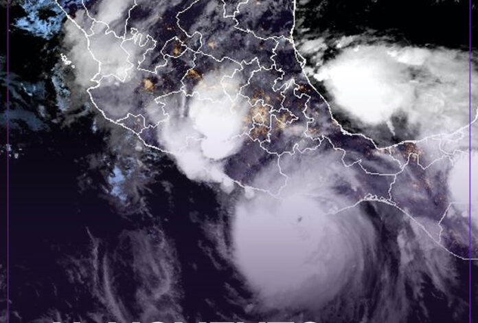#NACIONAL Erick tocó tierra como huracán categoría 3 en Santiago Pinotepa Nacional; el sistema mantiene lluvias extraordinarias en Oaxaca, torrenciales en Guerrero y Chiapas, así como vientos fuertes y oleaje elevado en sus costas.