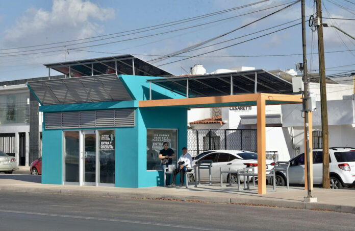 Equipa Ayuntamiento de Hermosillo con botón de pánico y cámara exterior las paradas de camión refrigeradas; actualmente están funcionando 8 instalaciones, una de éstas con semáforo que indica a choferes la presencia de personas en su interior.