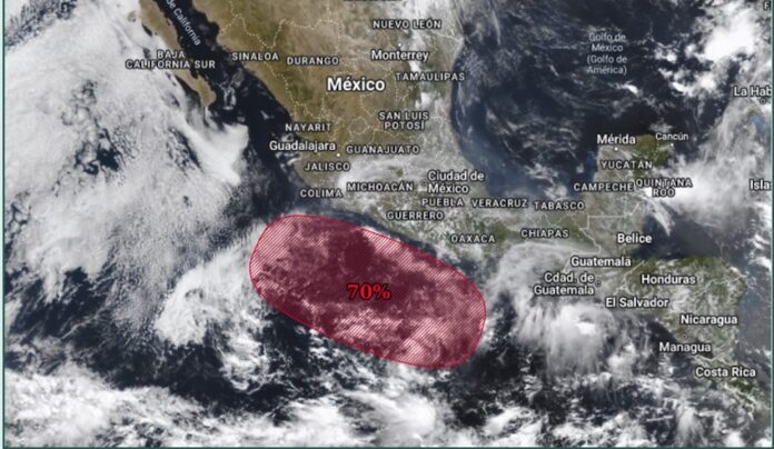#NACIONAL 70% de probabilidad de desarrollo ciclónico; sistema localizado frente a las costas de Oaxaca, Guerrero y Michoacán.