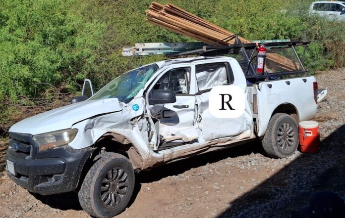 🔴#GUAYMAS #EMPALME Tren arrolla camioneta, cuyo chofer trató de ganarle el paso; dos personas fueron traslaadas por Cruz Roja a un hospital.