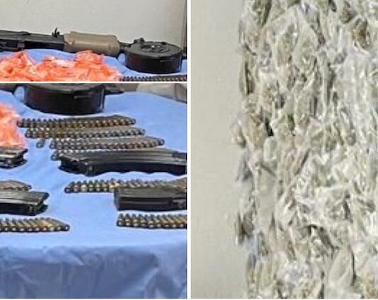 Sujeto abandona maleta cargada con arma larga, cartuchos y droga