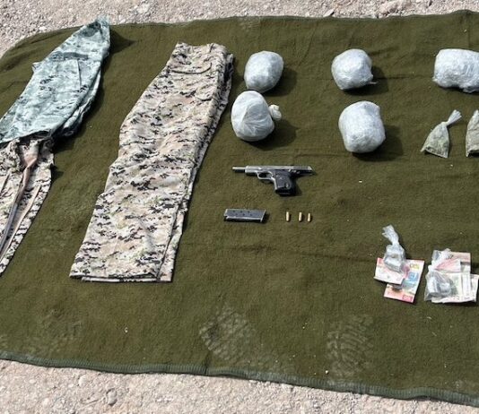 Asegurados dos vehículos, arma de fuego, droga y cartuchos