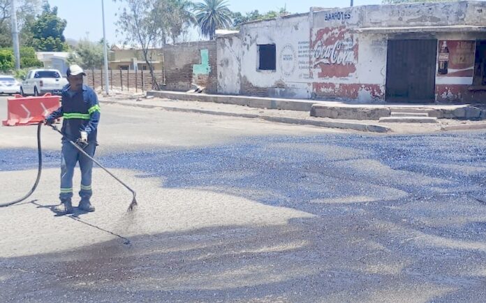 #EMPALME Realiza Ayuntamiento trabajos de bacheo en avenida Independencia; se da cumplimiento al programa de obras de este año 2025.