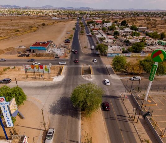 Cumple Toño Astiazarán a vecinos del norponiente con pavimentación con concreto hidráulico y puente peatonal y vehicular
