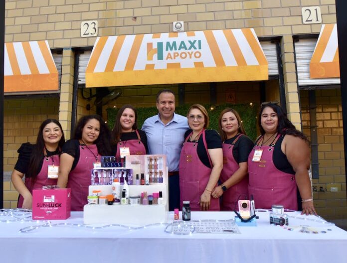 Beneficia Toño Astiazarán a 2 mil 119 emprendedoras con el programa Maxi Apoyo; se graduaron 209 más en la séptima edición correspondiente al área urbana del municipio, donde se distribuyó un millón 144 mil pesos en financiamientos.