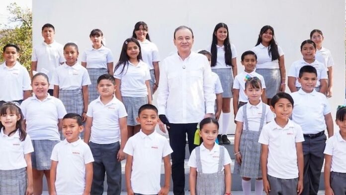 #Hermosillo Compromiso cumplido: Gobernador Durazo concluye entrega de uniformes gratuitos en los 72 municipios; para que las y los estudiantes de nivel básico puedan contar con ellos antes del inicio del siguiente ciclo escolar.