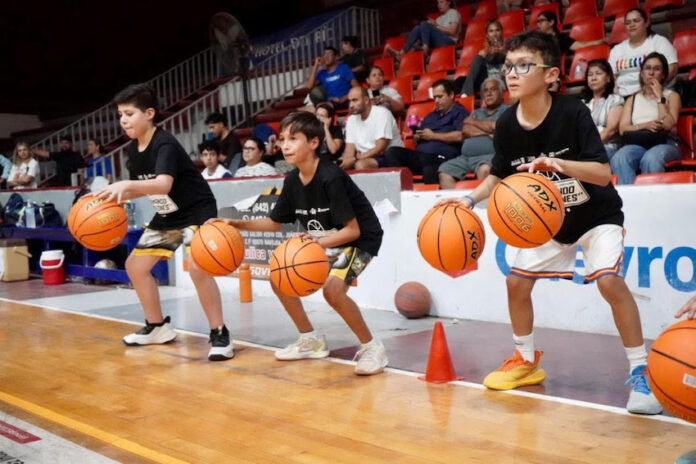 #Navojoa Impulsan formación deportiva en el sur de Sonora; con entusiasmo y una gran participación comunitaria, se realizó la clínica de basquetbol “Formando Campeones”.