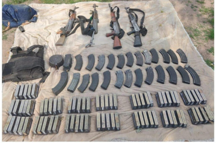 #Chihuahua Decomisan arsenal tras ataque a elementos de Sedena y GN; los hechos ocurrieron en el municipio de Moris, en Chihuahua; los civiles huyeron en zona boscosa.