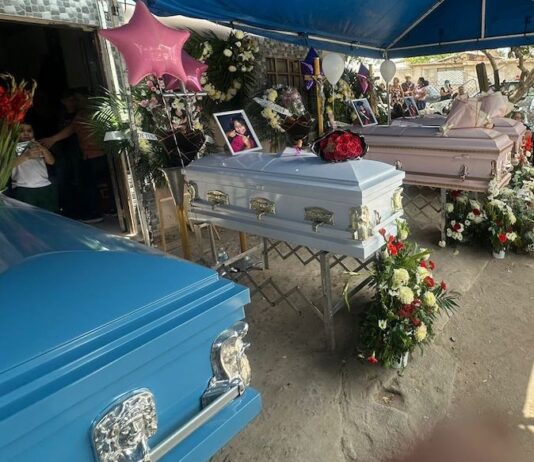 Tristeza y dolor en el último adiós a hermanitas y su madre