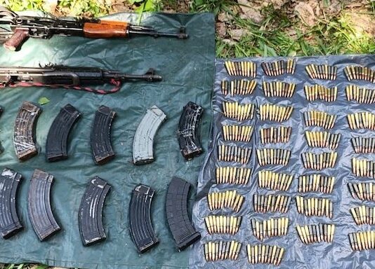 Hallan arsenal abandonado en cultivos de limón