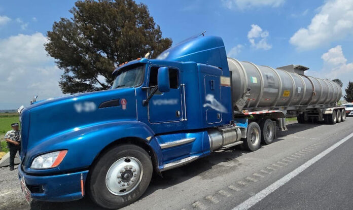 #Nacional Decomisan 48 mil litros más de ‘huachicol’; combustible que era transportado en una pipa, cuyo chofer quedó detenido.