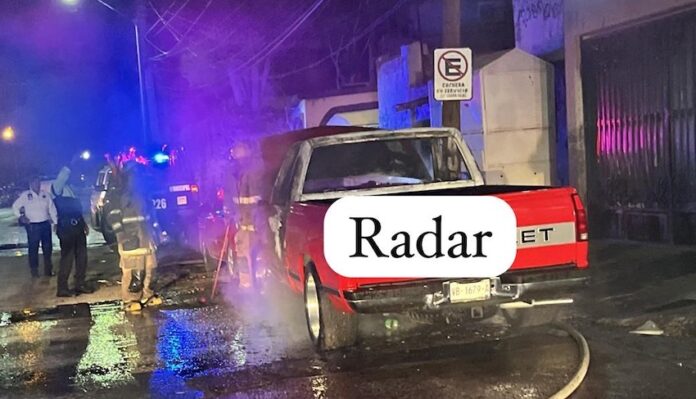 #Guaymas Se incendia camioneta propiedad del Jefe de Tránsito; siniestro ocurrido poco antes de las 02:00 horas, de este día miércoles.